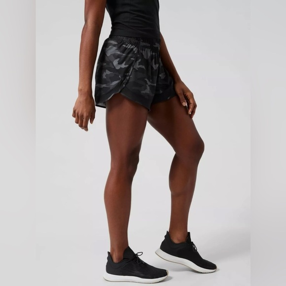 Athleta Racer Run Shorts Women’s Size Large Black Camo 4” - Picture 5 of 13